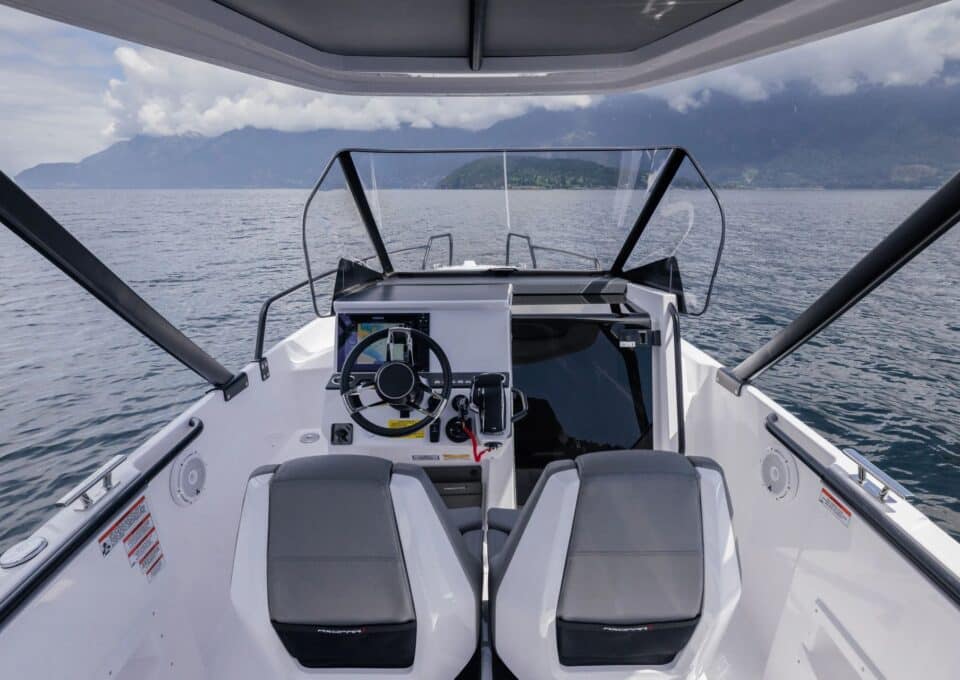 day-charter-yacht-rental-m-y-axopar-25-cross-top
