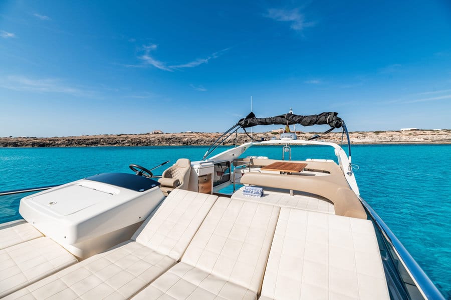 day-charter-yacht-rental-m-y-ABSOLUT-52-FLY-05